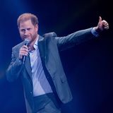 Selbstverständlich richtet der Schirmherr Begrüßungsworte an die Athleten und Gäste auf der Tribüne: "Guten Abend zusammen und herzlich willkommen zu den Invictus Games 2023 hier in Düsseldorf", sagt der 38-Jährige auf Deutsch und fügt hinzu: "Ich bin ein Düsseldorfer."