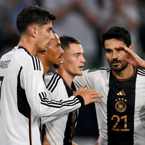 Immerhin einen Torjubel (zum 1:1) durften die deutschen Nationalspieler um Neu-Kapitän Gündogan (2.v.r.) zeigen