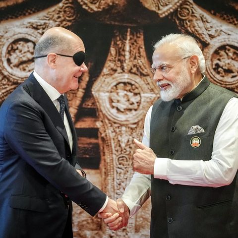 Neu Delhi: Bundeskanzler Olaf Scholz wird beim G20-Gipfel von Narendra Modi, Premierminister von Indien, empfangen.