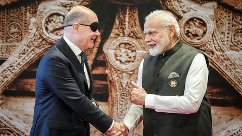 Neu Delhi: Bundeskanzler Olaf Scholz wird beim G20-Gipfel von Narendra Modi, Premierminister von Indien, empfangen.