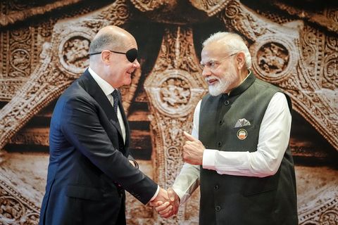 Neu Delhi: Bundeskanzler Olaf Scholz wird beim G20-Gipfel von Narendra Modi, Premierminister von Indien, empfangen.