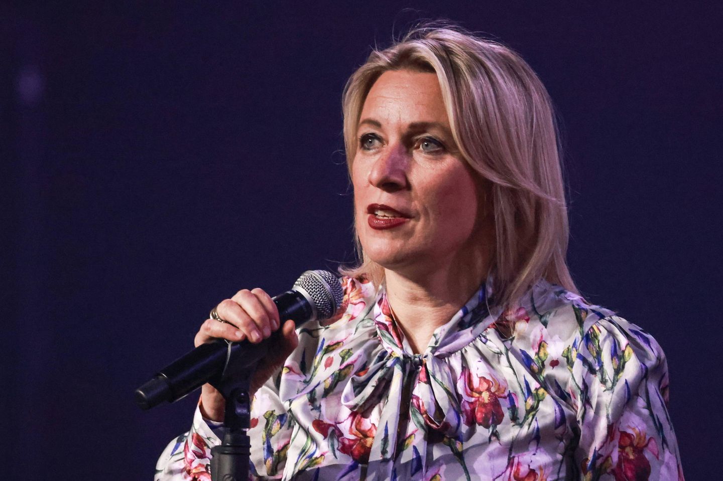 Maria Sacharowa, Putins Cheftroll Im Gegensatz zu den anderen Propagandisten hat Maria Sacharowa ganz offiziell einen Herrn im Kreml. Sie ist die Leiterin der Abteilung für Information und Presse des russischen Außenministeriums. Seit August 2015 ist Sacharowa die rechte Hand von Außenminister Sergej Lawrow. Ihre Laufbahn im Dienst der Regierung Putins begann sie jedoch viel früher. 2003 bekam die Diplomatentochter ihren ersten Job im Außenministerium. Sie sitzt also fast so lange im Kreml wie Putin selbst. Solch eine Treue belohnt der russische Diktator: Am 8. Juni 2020 ernannte er Sacharowa per Befehl zur außerordentlichen und bevollmächtigten Botschafterin. An das diplomatische Protokoll hält sie sich jedoch nicht. Für ihre Wortausfälle ist sie berühmt berüchtigt. Im Fernsehen legt sie des Öfteren denkwürdige Auftritte hin – von anzüglichen Tanzeinlagen bis vulgären Tiraden. Natürlich geht sie der liebsten Beschäftigung aller Propagandisten nach: der Verbreitung von Fakes. Am 2. November 2017 erzählte sie zum Beispiel in der Sendung "60 Minuten", dass Osama bin Laden bei einem Empfang im Weißen Haus gewesen sei. Ein Foto, auf dem bin Laden Hillary Clinton die Hand schüttelt, diente ihr als Beweis. Die Geschichte stellte sich als Fake heraus, das Foto war eine Fälschung. Das Originalbild zeigt Clinton beim Händeschütteln mit dem indischen Sänger und Musiker Shubhashish Mukherjee im Jahr 2004. Nachdem klar war, dass das Foto gefälscht war, erklärte Sacharowa, sie habe nicht Bin Laden selbst gemeint, sondern seine "Kollegen und Mitarbeiter". In ihren sozialen Netzwerken verbreitet Sacharowa neben kruden Fakes auch laszive Videos, auf denen sie etwa Erdbeeren verspeist. Mit Millionen Aufrufen zählt sie zu den meistgelesenen russischen Bloggern. In der westlichen Presse gilt sie hingegen als Putins Cheftroll – ein Titel, mit dem sie sich unter anderem in der Sendung von Skabejewa brüstete. Im Zuge des russischen Überfalls auf die Ukraine 2022 wurde Sacharowa von der Europäischen Union als zentrale Figur der russischen Propaganda identifiziert und neben anderen prominenten Vertretern des engeren Kreises um Wladimir Putin mit Sanktionen belegt.