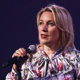 Im Gegensatz zu den anderen Propagandisten hat Maria Sacharowa ganz offiziell einen Herrn im Kreml. Sie ist die Leiterin der Abteilung für Information und Presse des russischen Außenministeriums. Seit August 2015 ist Sacharowa die rechte Hand von Außenminister Sergej Lawrow. Ihre Laufbahn im Dienst der Regierung Putins begann sie jedoch viel früher. 2003 bekam die Diplomatentochter ihren ersten Job im Außenministerium. Sie sitzt also fast so lange im Kreml wie Putin selbst. Solch eine Treue belohnt der russische Diktator: Am 8. Juni 2020 ernannte er Sacharowa per Befehl zur außerordentlichen und bevollmächtigten Botschafterin.   An das diplomatische Protokoll hält sie sich jedoch nicht. Für ihre Wortausfälle ist sie berühmt berüchtigt. Im Fernsehen legt sie des Öfteren denkwürdige Auftritte hin – von anzüglichen Tanzeinlagen bis vulgären Tiraden.  Natürlich geht sie der liebsten Beschäftigung aller Propagandisten nach: der Verbreitung von Fakes. Am 2. November 2017 erzählte sie zum Beispiel in der Sendung "60 Minuten", dass Osama bin Laden bei einem Empfang im Weißen Haus gewesen sei. Ein Foto, auf dem bin Laden Hillary Clinton die Hand schüttelt, diente ihr als Beweis. Die Geschichte stellte sich als Fake heraus, das Foto war eine Fälschung. Das Originalbild zeigt Clinton beim Händeschütteln mit dem indischen Sänger und Musiker Shubhashish Mukherjee im Jahr 2004. Nachdem klar war, dass das Foto gefälscht war, erklärte Sacharowa, sie habe nicht Bin Laden selbst gemeint, sondern seine "Kollegen und Mitarbeiter".   In ihren sozialen Netzwerken verbreitet Sacharowa neben kruden Fakes auch laszive Videos, auf denen sie etwa Erdbeeren verspeist. Mit Millionen Aufrufen zählt sie zu den meistgelesenen russischen Bloggern. In der westlichen Presse gilt sie hingegen als Putins Cheftroll – ein Titel, mit dem sie sich unter anderem in der Sendung von Skabejewa brüstete.   Im Zuge des russischen Überfalls auf die Ukraine 2022 wurde Sacharowa von der Europäischen Union als zentrale Figur der russischen Propaganda identifiziert und neben anderen prominenten Vertretern des engeren Kreises um Wladimir Putin mit Sanktionen belegt.