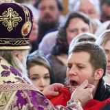 Einen Hauch von Heiligkeit versucht sich auch Boris Kortschewnikow anzueignen. Seine TV-Karriere startete er noch in den 90er Jahren. Zunächst waren es vor allem Unterhaltungsformate, die Kortschewnikow übernahm. 2013 bis 2017 moderierte er unter anderem eins der beliebtesten Formate im russischen Fernsehen: die Talkshow "Live-Sendung" auf dem Sender Rossija 1, die vor allem für ihren Trash-Content bekannt ist.   In den letzten Jahren hat er aber den orthodoxen Glauben für sich entdeckt. Im Mai 2017 wurde er zum Generaldirektor und Generalproduzent des ersten orthodoxen Fernsehsenders Spas (Erlöser, Heiland) – mit dem Segen des Patriarchen Kyrill II, dem aktuellen Vorsteher der Russisch-Orthodoxen Kirche und ehemaligen KGB-Agenten. Das Ziel des Senders ist die Beeinflussung der öffentlichen Meinung durch religiöse und nationalistische Sendungen. Kortschewnikow gibt sich demonstrativ orthodox und publizierte 2020 ein Buch mit dem Titel "Der Name Russlands. Spirituelle Geschichte des Landes".   Die Zuschauer des russischen Fernsehers können Kortschewnikows Predigten derzeit gleich in zwei Sendungen lauschen. Auf dem Sender Rossija 1 moderiert er die Formate "Menschenschicksal" und "Leben und Schicksal". In seinen Sendungen dürfen seine Gäste etwa ungehindert erzählen, die Welt sei eine Scheibe.   Im Gegensatz zu seinen Propagandisten-Kollegen zeichnet sich Kortschewnikow aber nicht durch obszönes Vokabular aus, sondern durch eine honigweiche Stimme und eine selig anmutende Redensart. In dieser Manier brach er vor einiger Zeit auch in der Sendung von Wladimir Solowjow in Tränen aus, als er über Wehrdienstverweigerer sprach. Diejenigen seiner Landsleute, die nicht an die Front gehen wollen, bezeichnete er als "Müll" und "Nullen". Gott werde Wehrdienstverweigerer und Gegner des Kriegs in der Ukraine "erledigen".   Als Ziel des Angriffskriegs auf die Ukraine gibt Kortschewnikow gerne den "Schutz der Russen vor Satanismus und der Propaganda nichttraditioneller Beziehungen" aus. Als "nichttraditionelle Beziehung" wird in Russland alles bezeichnet, was nicht heterosexuell ist. Dabei halten sich seit Jahren die Gerüchte, Kortschewnikow sei selbst homosexuell.   Wegen der Verbreitung russischer Propaganda steht Kortschewnikow auf den Sanktionslisten aller EU-Länder, der Ukraine und der Schweiz. 