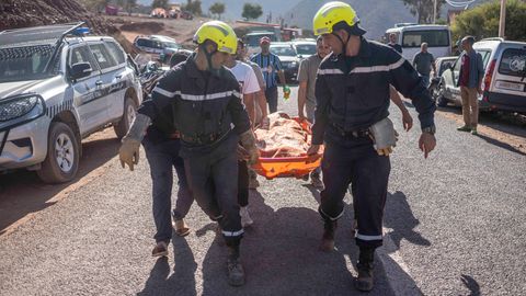 Marokko: Mitglieder von Rettungsteams tragen die Leiche eines Erdbebenopfers