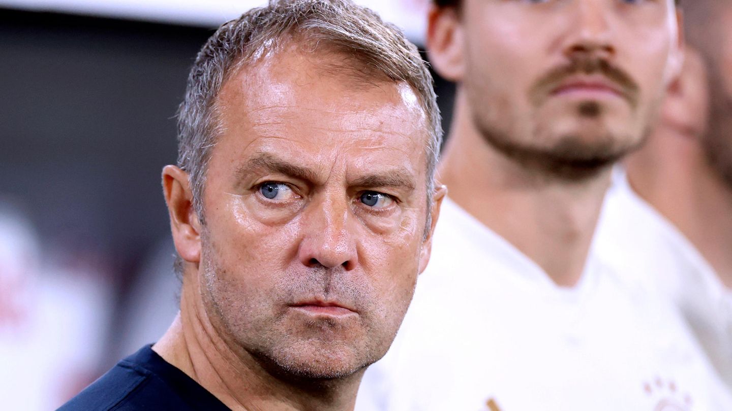 Bundestrainer Hansi Flick steht nach der Pleite gegen Japan schwer unter Druck.