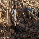 Überlebende suchen mit bloßen Händen in den Trümmern nach Überlebenden. Der Königspalast rief zwar eine dreitägige Staatstrauer aus, aber offiziell hat das Land bislang noch keine internationale Unterstützung angefordert. Dieser Schritt ist nötig, bevor ausländische Rettungskräfte eingesetzt werden können.