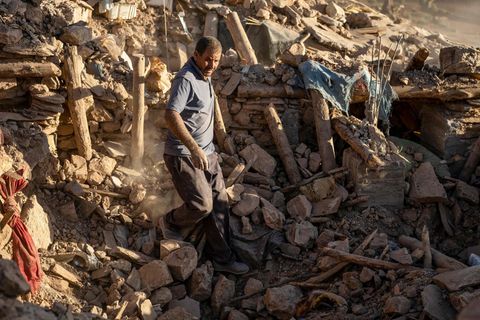 Überlebende suchen mit bloßen Händen in den Trümmern nach Überlebenden. Der Königspalast rief zwar eine dreitägige Staatstrauer aus, aber offiziell hat das Land bislang noch keine internationale Unterstützung angefordert. Dieser Schritt ist nötig, bevor ausländische Rettungskräfte eingesetzt werden können.
