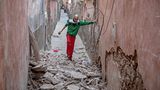 Auch in der bei Touristen beliebten Altstadt von Marrakesch richtete das Erdbeben Schäden an, hier bahnt sich ein Mann seinen Weg durch heruntergestürzte Trümmerteile