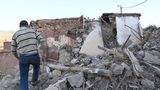 Von vielen Gebäuden sind nur Gesteinsbrocken übrig geblieben, unter denen weitere Opfer befürchtet werden. Allein in der Provinz Al-Haouz nahe des Epizentrum rund 70 Kilometer südwestlich von Marrakesch wurden nach Angaben des Innenministeriums bis zum späten Samstagabend 1293 Tote verzeichnet.