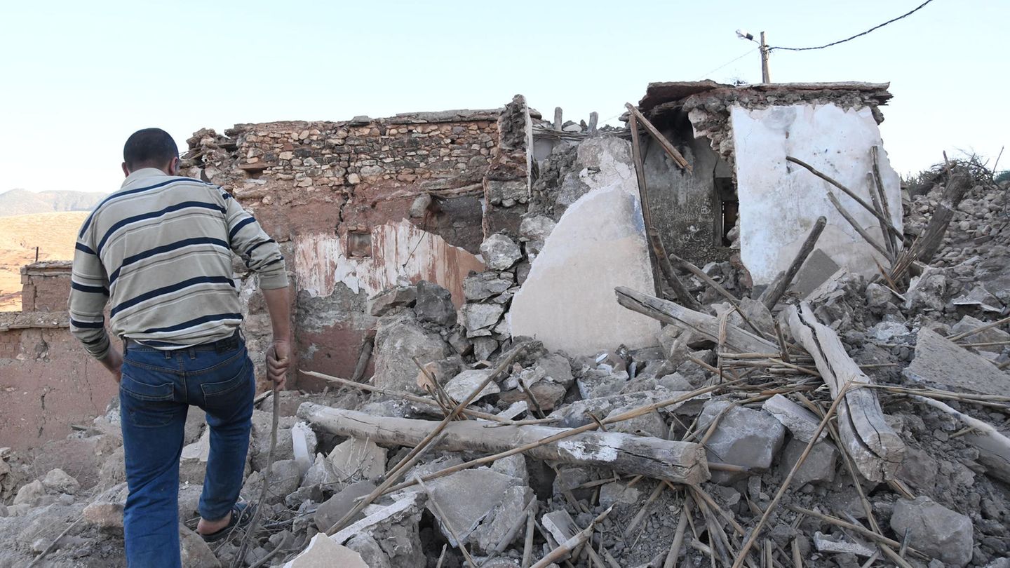 Von vielen Gebäuden sind nur Gesteinsbrocken übrig geblieben, unter denen weitere Opfer befürchtet werden. Allein in der Provinz Al-Haouz nahe des Epizentrum rund 70 Kilometer südwestlich von Marrakesch wurden nach Angaben des Innenministeriums bis zum späten Samstagabend 1293 Tote verzeichnet.