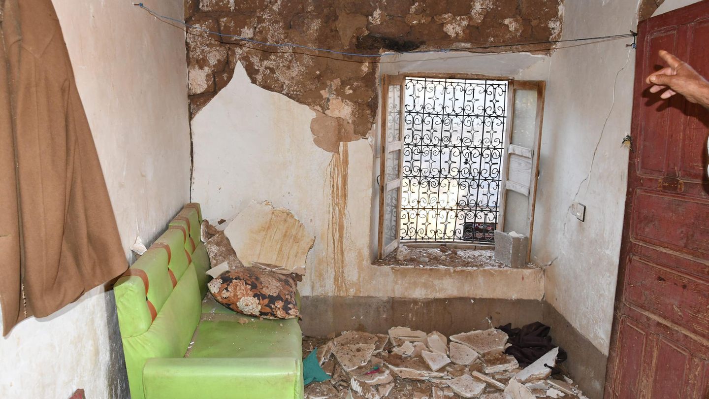 Schutt und Trümmer liegen in diesem Haus in Tahannaout. In anderen Regionen Marokkos wurden ganze Dörfer von dem Erdbeben der Stärke 6,8 dem Erdboden gleich gemacht