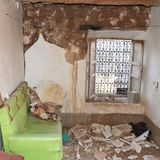 Schutt und Trümmer liegen in diesem Haus in Tahannaout. In anderen Regionen Marokkos wurden ganze Dörfer von dem Erdbeben der Stärke 6,8 dem Erdboden gleich gemacht