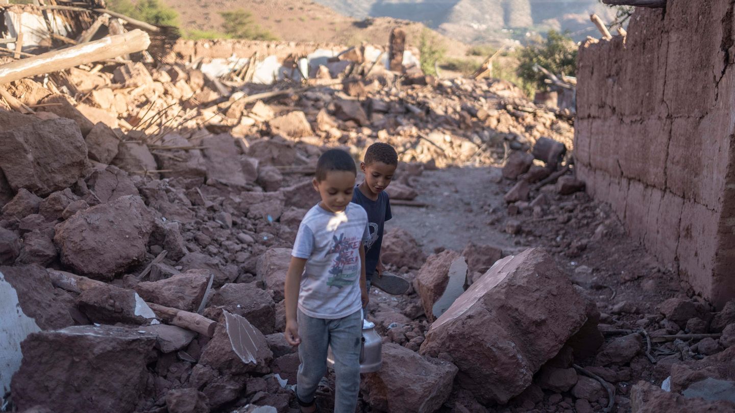 Kinder spielen inmitten der Trümmer, die das Erdbeben im Dorf Ijjoukak in der Nähe von Marrakesch hinterlassen hat