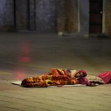 Eine Frau schläft in einem Park in Marrakesch, nachdem sie durch das Erdbeben obdachlos geworden ist. Immerhin hat sie ihr nacktes Leben gerettet. Laut jüngsten Angaben sind mehr als 2000 Menschen bei den verheerenden Erdstößen in Marokko gestorben. Es wird befürchtet, dass die Zahl der Opfer weiter ansteigt.