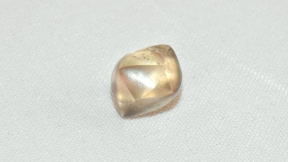 Diesen 2,95 Karat schweren, goldbraunen Diamanten fand eine Siebenjährige in den USA
