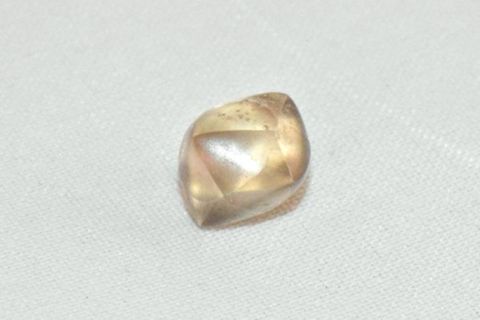 Diesen 2,95 Karat schweren, goldbraunen Diamanten fand eine Siebenjährige in den USA
