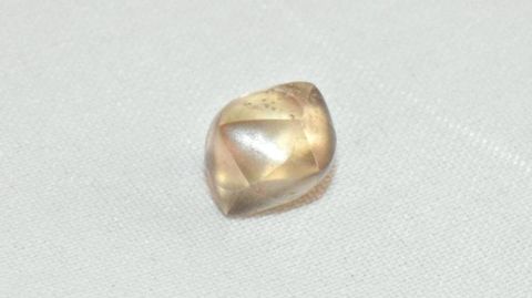 Diesen 2,95 Karat schweren, goldbraunen Diamanten fand eine Siebenjährige in den USA