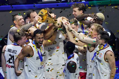 Historisch: Die deutschen Basketballer halten zum ersten Mal in der Geschichte den WM-Pokal in ihren Händen