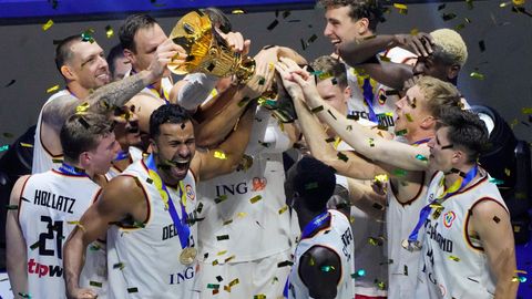 Historisch: Die deutschen Basketballer halten zum ersten Mal in der Geschichte den WM-Pokal in ihren Händen