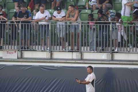 Eines der letzten Bilder von Bundestrainer Hansi Flick im Amt: Am Tag nach der Blamage gegen Japan leitete er das öffentliche Training der Nationalmannschaft in Wolfsburg. Kurz danach war Schluss