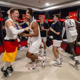 Kabinentänzchen mit Deutschland-Fahne. Kanzler Scholz dürfte nichts dagegen gehabt haben, der Kanzler gratulierte dem Team vom G20-Gipfel aus unmittelbar nach Spielschluss auf Twitter