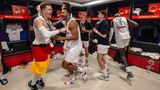 Kabinentänzchen mit Deutschland-Fahne. Kanzler Scholz dürfte nichts dagegen gehabt haben, der Kanzler gratulierte dem Team vom G20-Gipfel aus unmittelbar nach Spielschluss auf Twitter