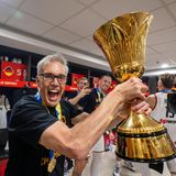 Ungewohnt ausgelassen: Bundestrainer Gordon Herbert mit WM-Pokal