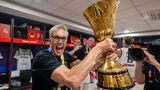 Ungewohnt ausgelassen: Bundestrainer Gordon Herbert mit WM-Pokal