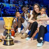 Kapitän Dennis Schröder im Kreis seiner Familie. "Wir hätten das nicht geschafft, wenn wir kein Team wären", sagte der Kapitän des deutschen Teams