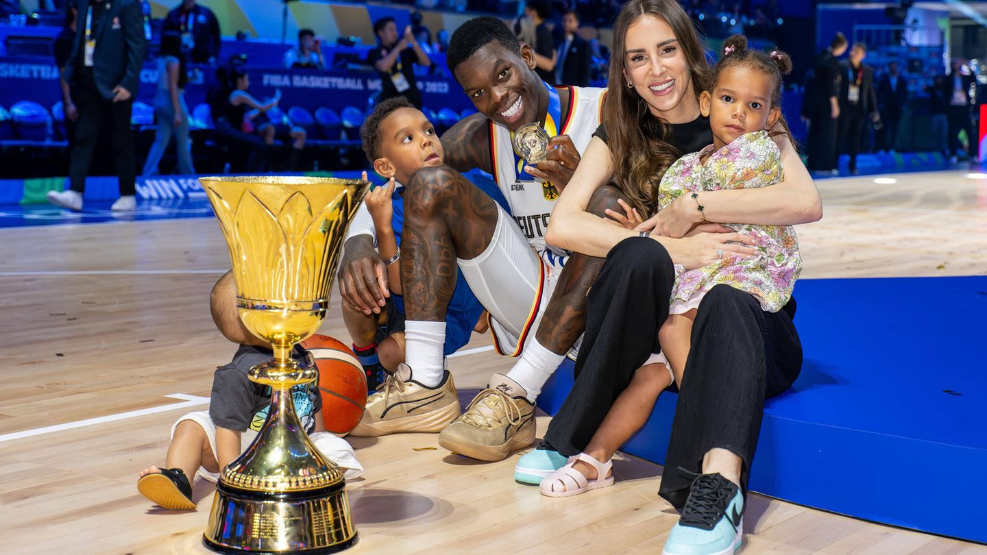 Kapitän Dennis Schröder im Kreis seiner Familie. "Wir hätten das nicht geschafft, wenn wir kein Team wären", sagte der Kapitän des deutschen Teams