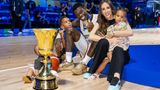 Kapitän Dennis Schröder im Kreis seiner Familie. "Wir hätten das nicht geschafft, wenn wir kein Team wären", sagte der Kapitän des deutschen Teams