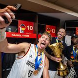 Logisch, dass inmitten des Jubels auch noch Zeit für Selfies sein muss: Moritz Wagner mit Daniel Theis und Dennis Schröder