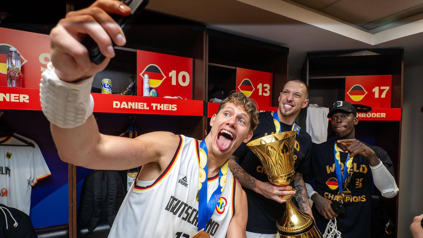 Logisch, dass inmitten des Jubels auch noch Zeit für Selfies sein muss: Moritz Wagner mit Daniel Theis und Dennis Schröder
