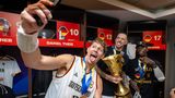 Logisch, dass inmitten des Jubels auch noch Zeit für Selfies sein muss: Moritz Wagner mit Daniel Theis und Dennis Schröder