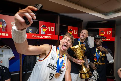 Logisch, dass inmitten des Jubels auch noch Zeit für Selfies sein muss: Moritz Wagner mit Daniel Theis und Dennis Schröder