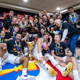 Party on! Die deutschen Basketballer lassen es in der Kabine krachen