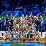 Beseelt vom WM-Coup: Das Team und die deutschen Offiziellen bei der Siegerehrung