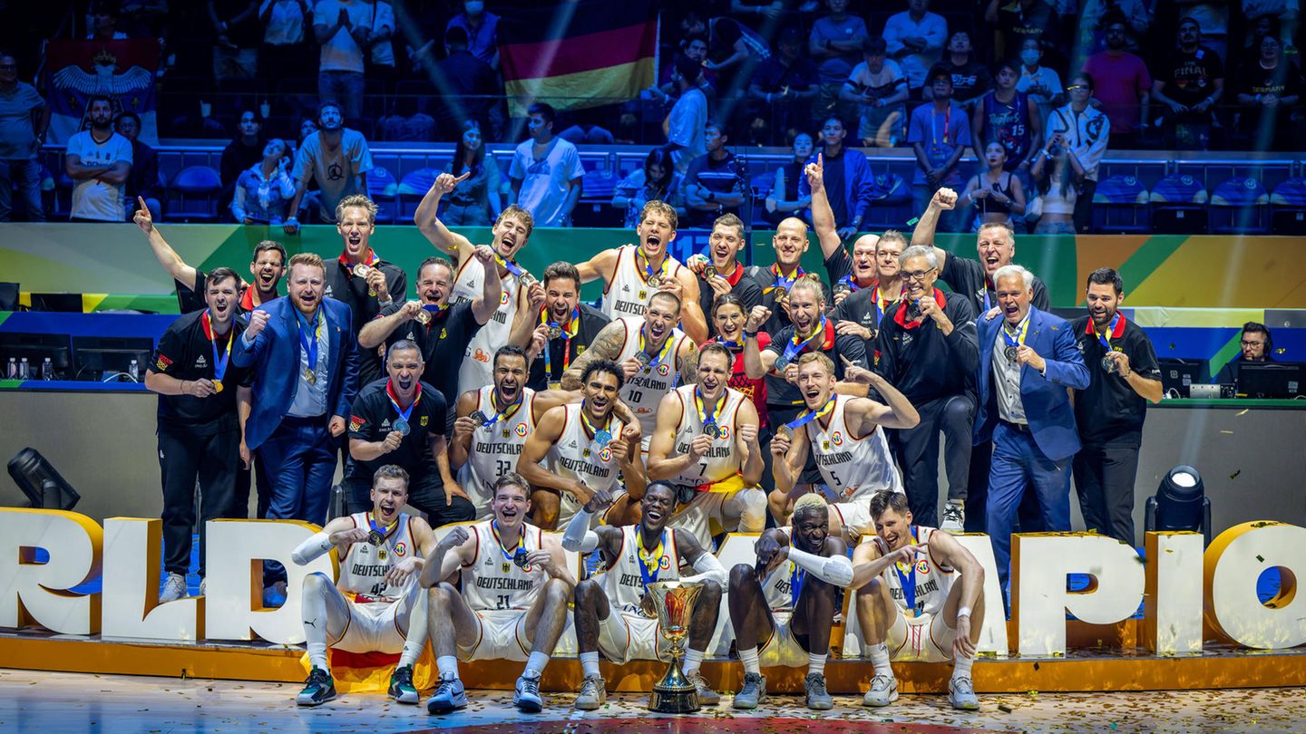 Beseelt vom WM-Coup: Das Team und die deutschen Offiziellen bei der Siegerehrung