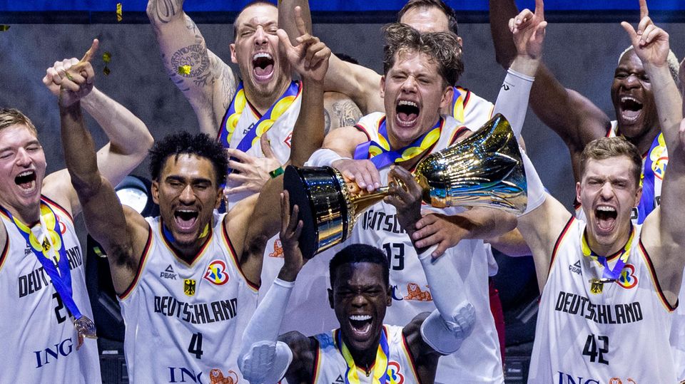 Verdienter Jubel: die deutschen Basketballer nach ihrem Titelgewinn