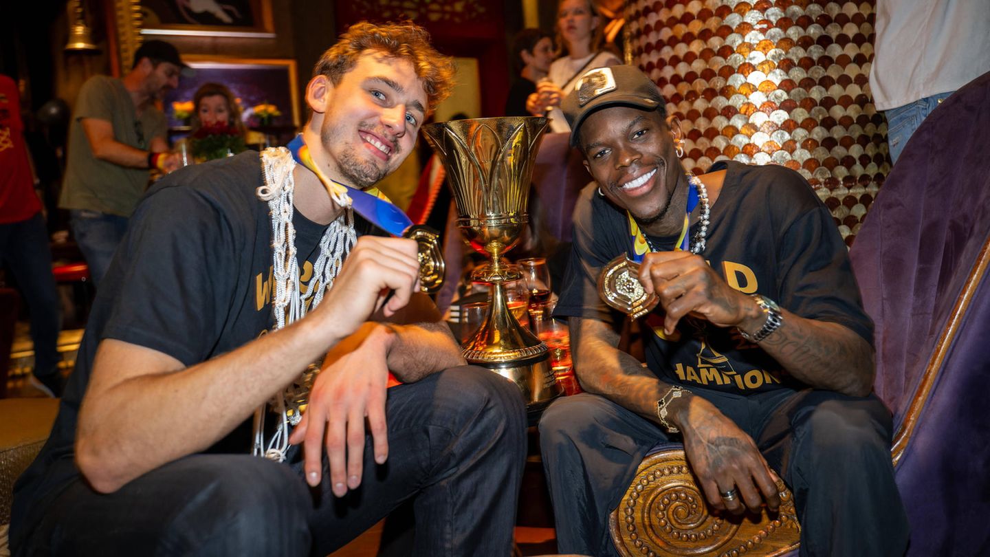 Nach der gewonnen Weltmeisterschaft feierten die Basketballer rund um Dennis Schröder (rechts) im Hotel ihren Titelgewinn