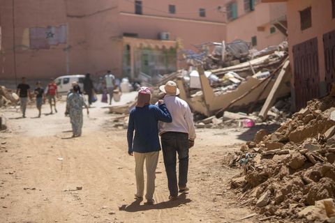 Marokko: Menschen gehen durch die Trümmer des Erdbebens in der Stadt Amizmiz in der Nähe von Marrakesch