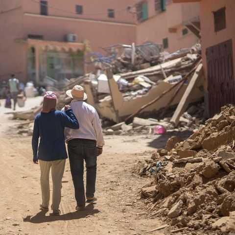 Marokko: Menschen gehen durch die Trümmer des Erdbebens in der Stadt Amizmiz in der Nähe von Marrakesch