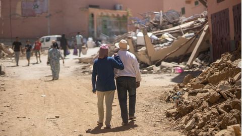 Marokko: Menschen gehen durch die Trümmer des Erdbebens in der Stadt Amizmiz in der Nähe von Marrakesch