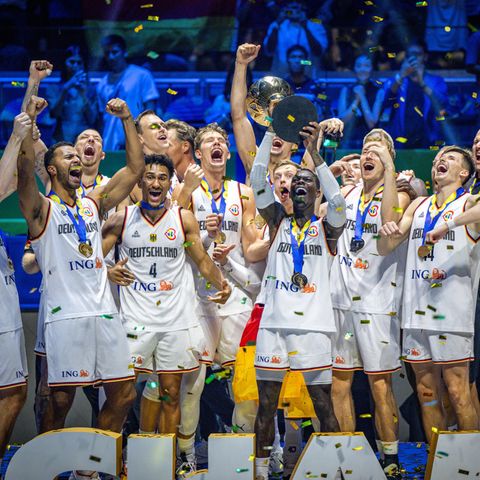Das deutsche Basketball-Team feiert den WM-Titel 