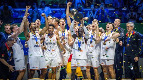 Das deutsche Basketball-Team feiert den WM-Titel 