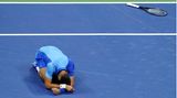 Tennisspieler Novak Djokovic liegt auf dem Feld, er hat zum vierten Mal die US Open gewonnen