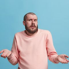 Mann macht eine Geste des Unverständnis