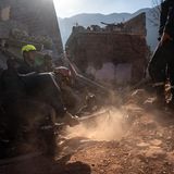 Rettungskräfte in Marokko tragen behutsam Erde und Gestein ab