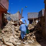 Ein Mann läuft nach dem Erdbeben durch die Trümmer der zerstörten Häuser in der historischen Stadt Amizmiz